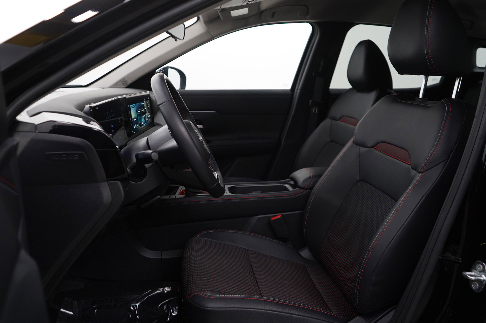 Used 2025 Nissan Kicks SR w/ Illumination Package image 15