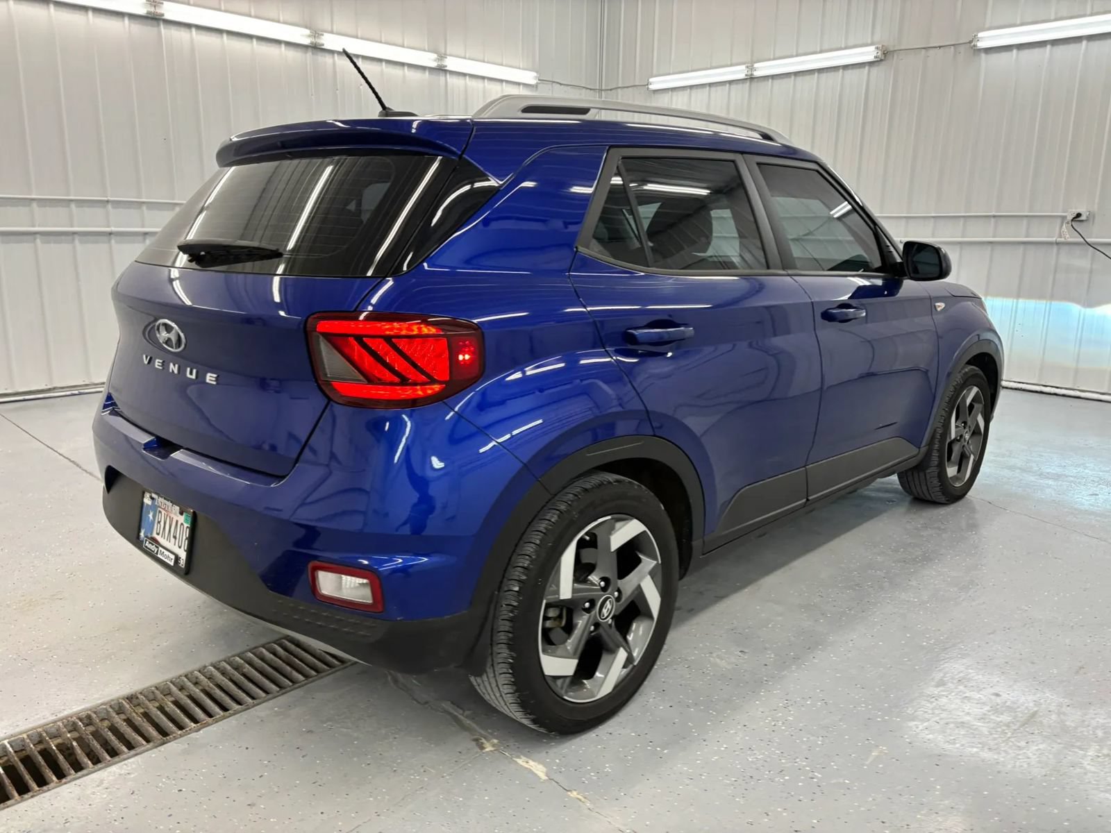 Used 2023 Hyundai Venue Limited FWD image 4
