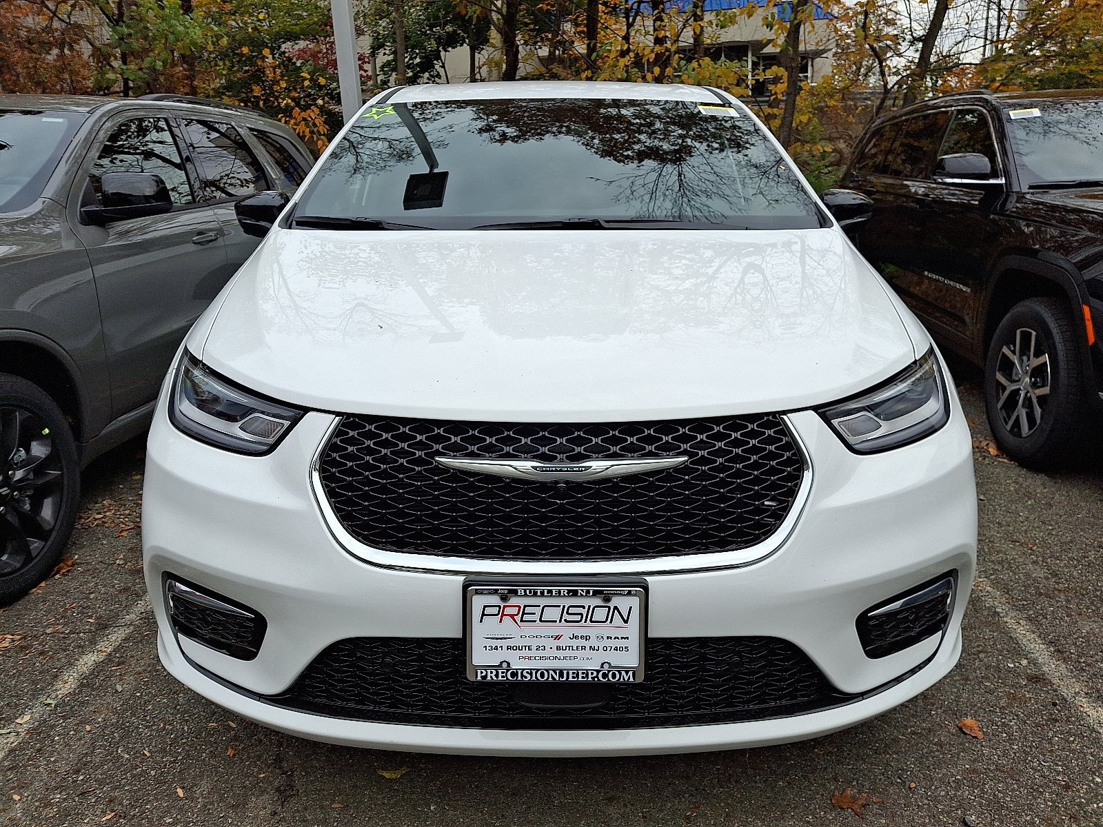 New 2026 Chrysler Pacifica Select AWD/4WD image 2