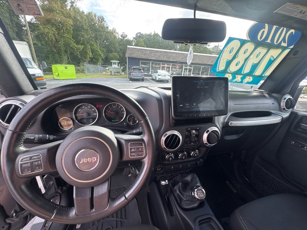 Used 2016 Jeep Wrangler Unlimited Sahara w/ Connectivity Group AWD/4WD image 14