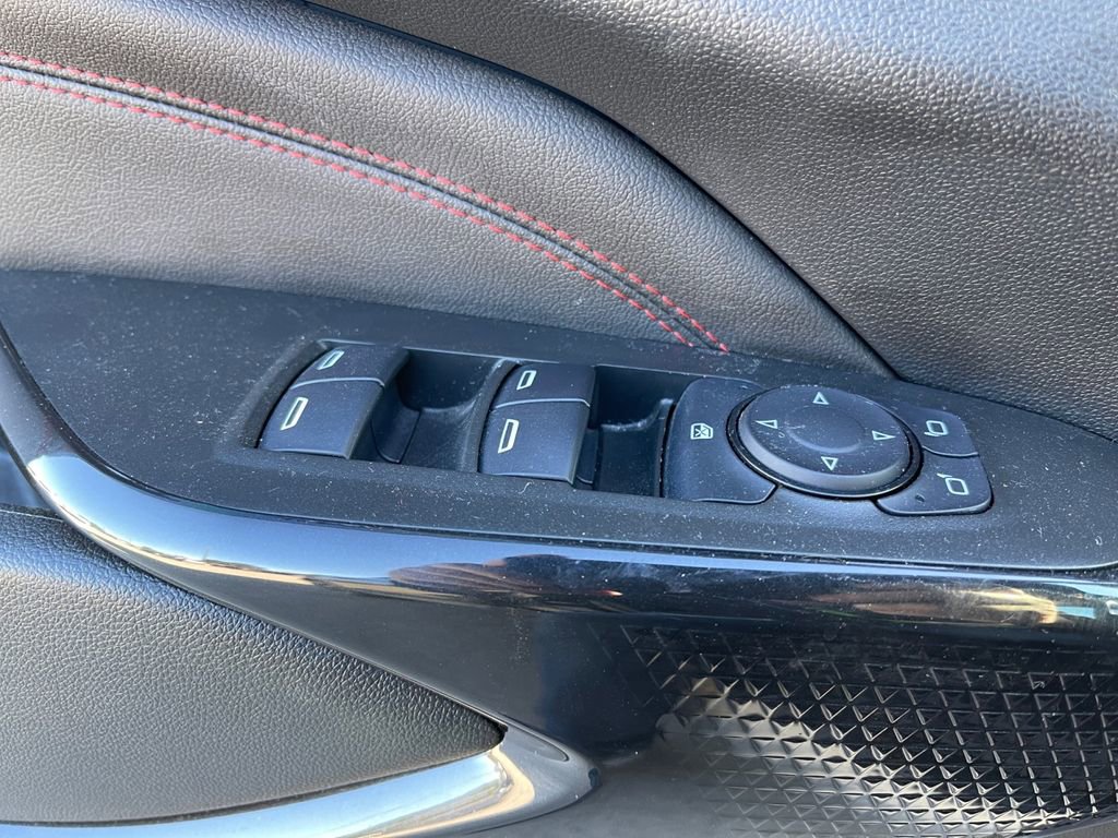 Certified 2025 Chevrolet Trax RS w/ Sunroof Package image 29