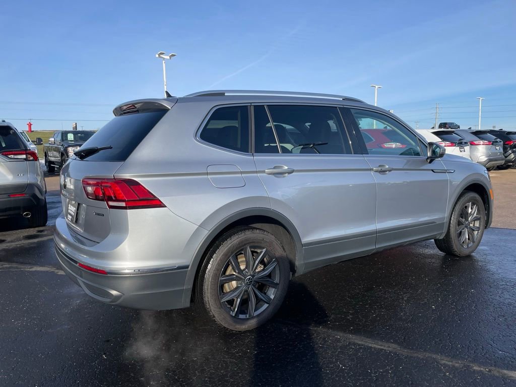 Used 2024 Volkswagen Tiguan SE AWD/4WD image 4