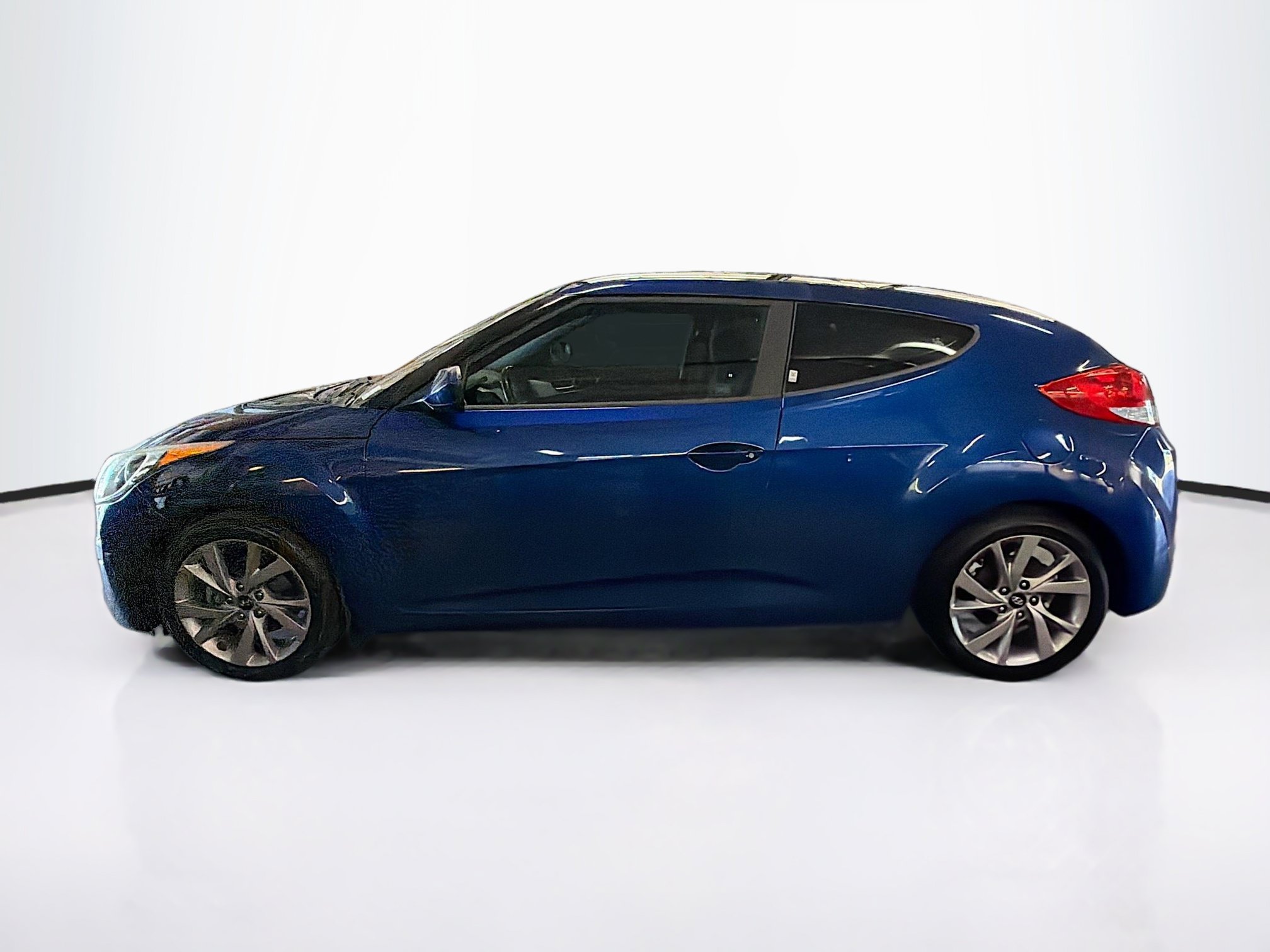 Used 2017 Hyundai Veloster FWD image 4