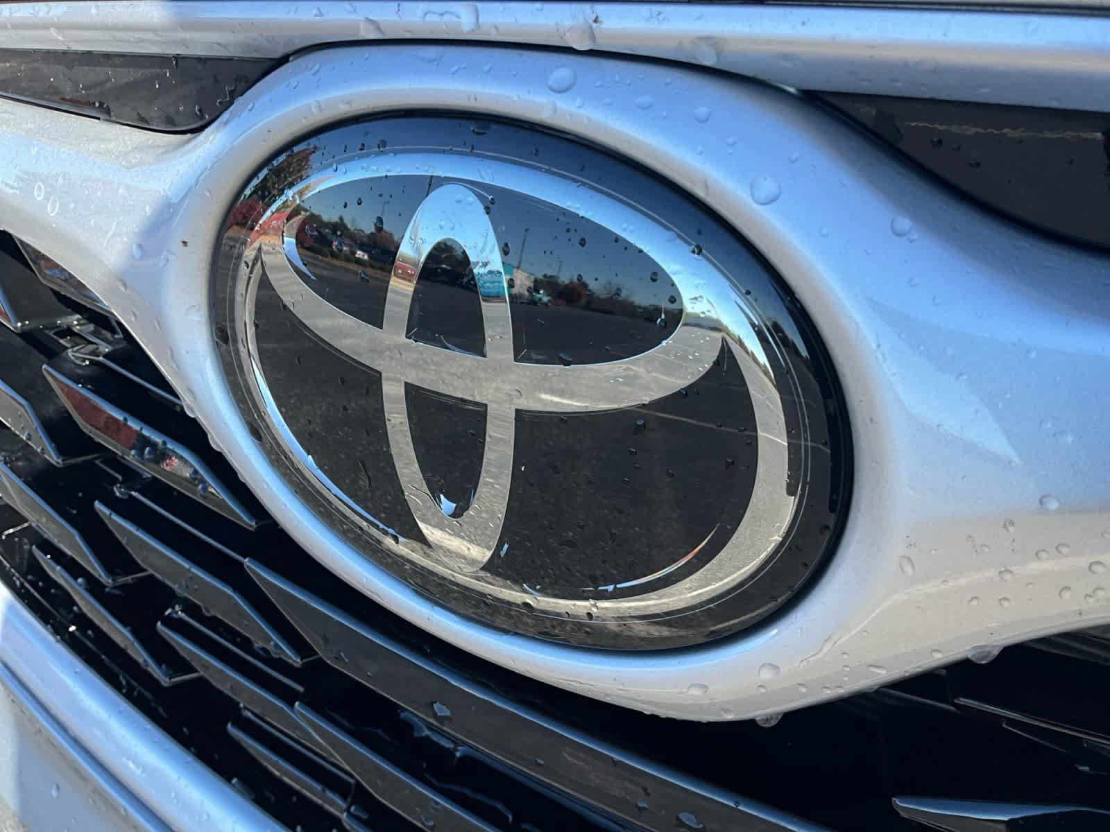 Used 2024 Toyota Highlander XLE AWD/4WD image 16