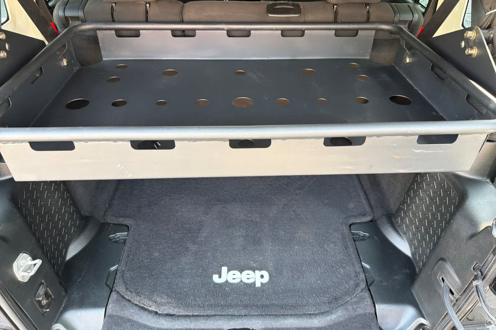 Used 2016 Jeep Wrangler Unlimited Sahara w/ Connectivity Group AWD/4WD image 17