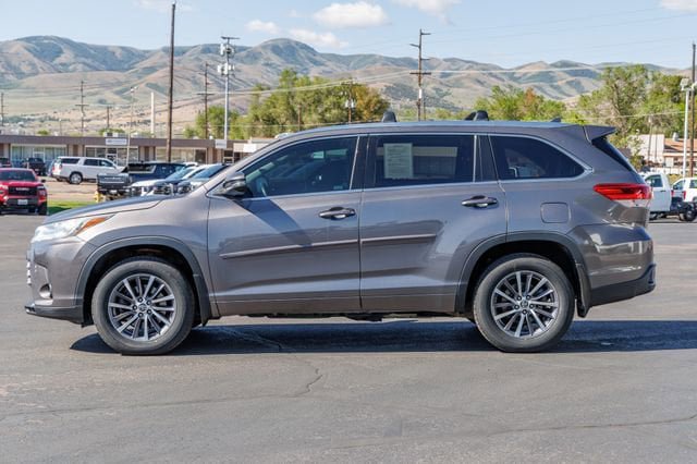 Used 2017 Toyota Highlander XLE w/ Protection Package #3 AWD/4WD image 3