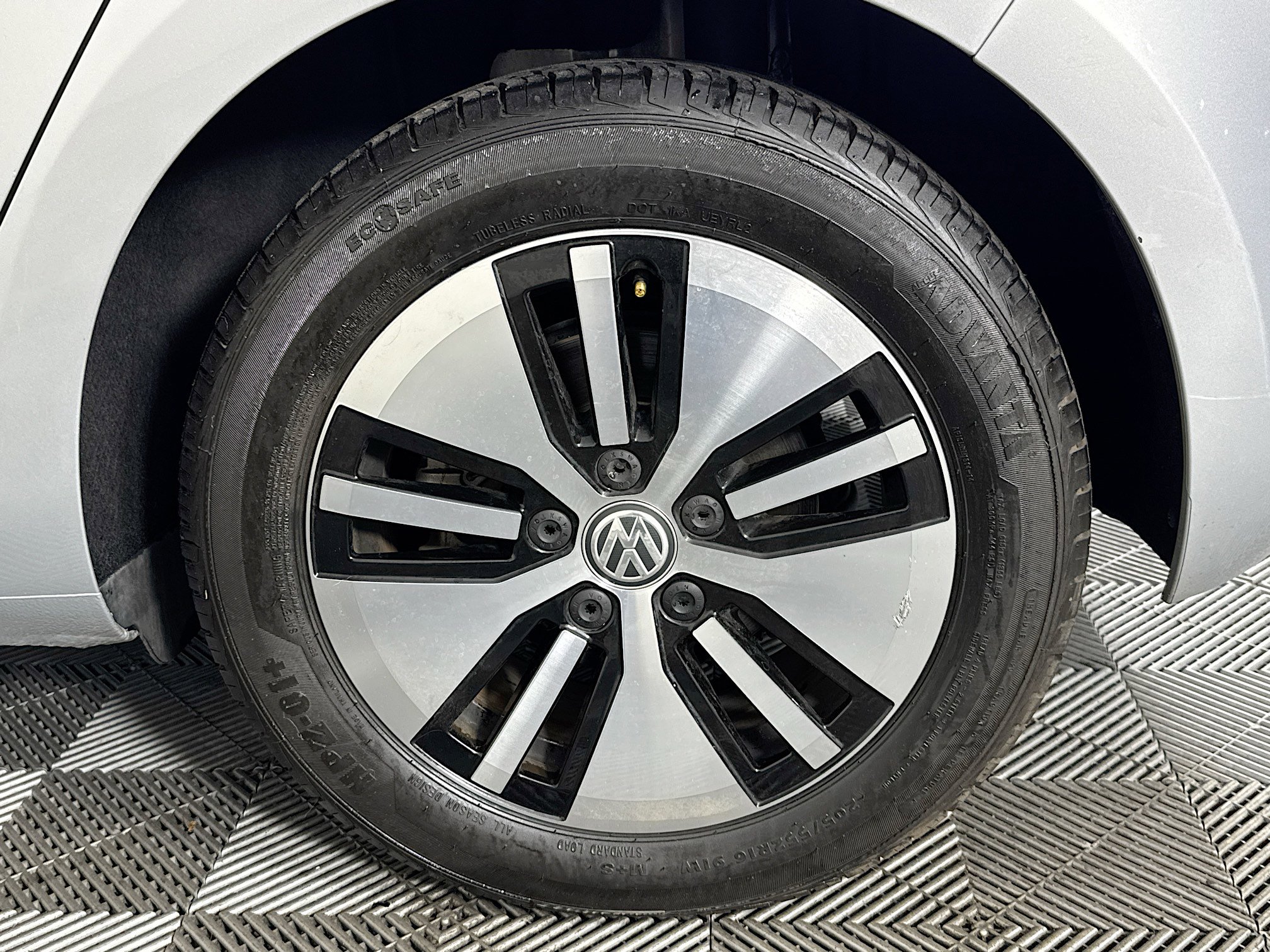 Used 2016 Volkswagen e-Golf SE w/ DC Fast Charging Package image 41