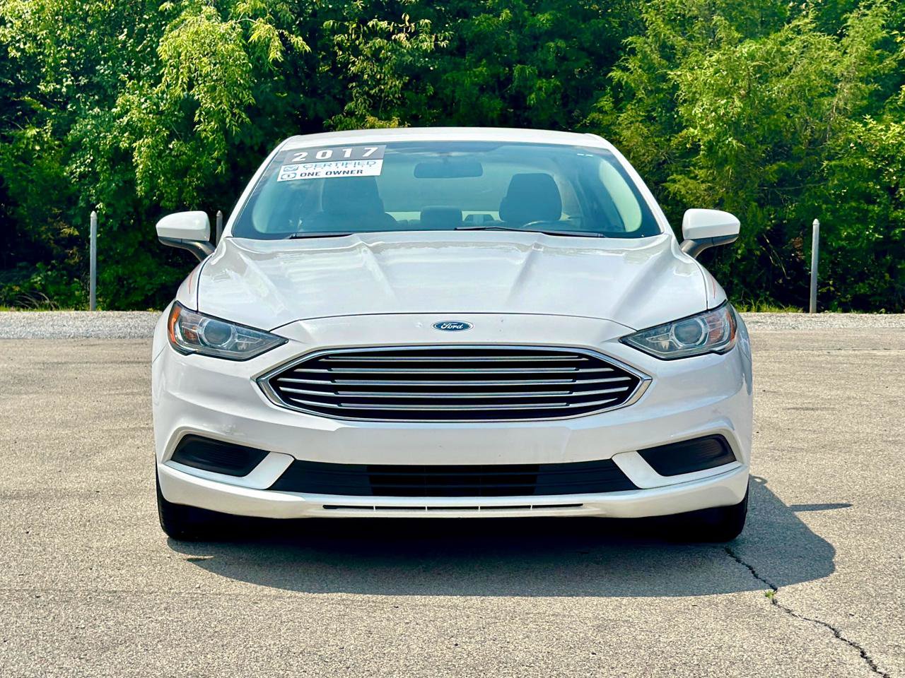 Used 2017 Ford Fusion SE w/ Fusion SE Technology Package FWD image 3