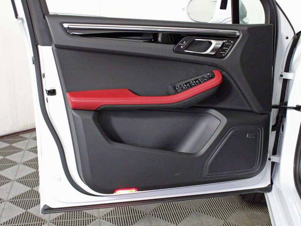 Certified 2025 Porsche Macan image 14
