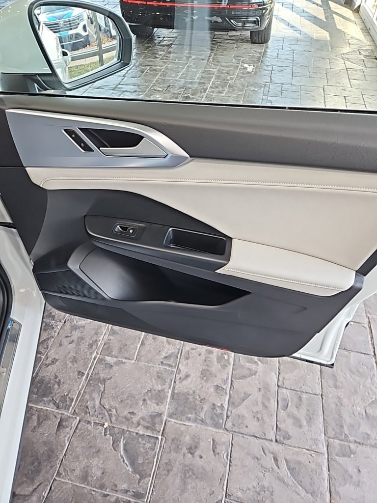 New 2026 Volkswagen Taos SE image 11