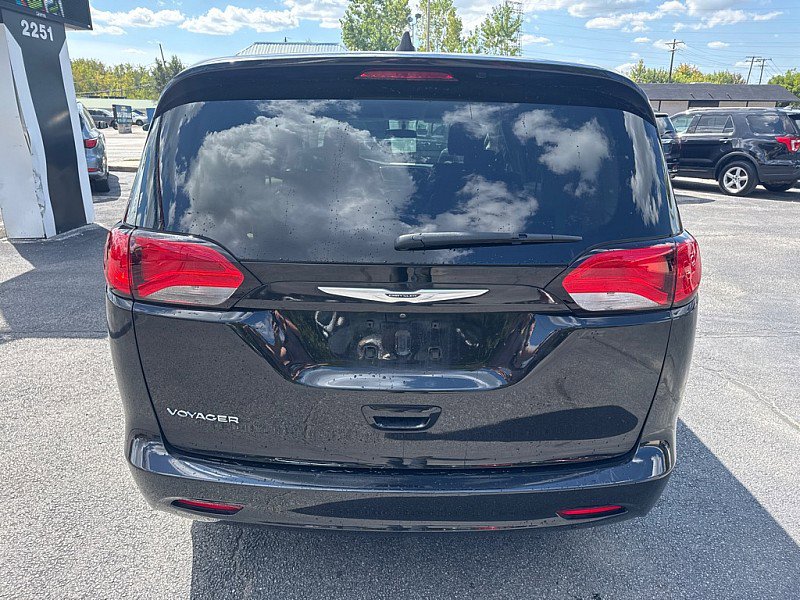 Used 2022 Chrysler Voyager LX image 4