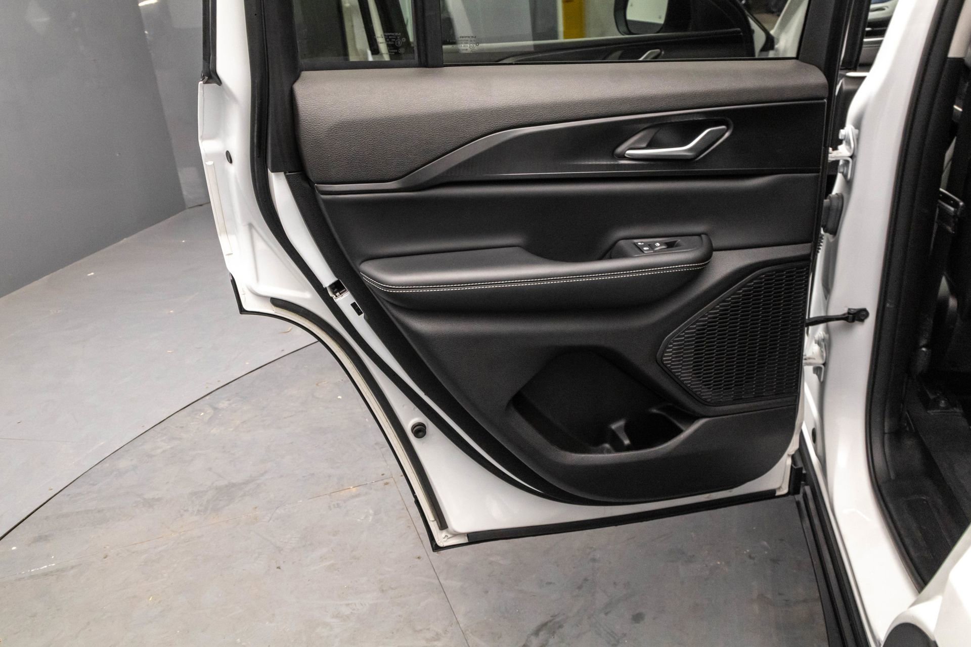 Used 2023 Jeep Grand Cherokee Laredo X image 32