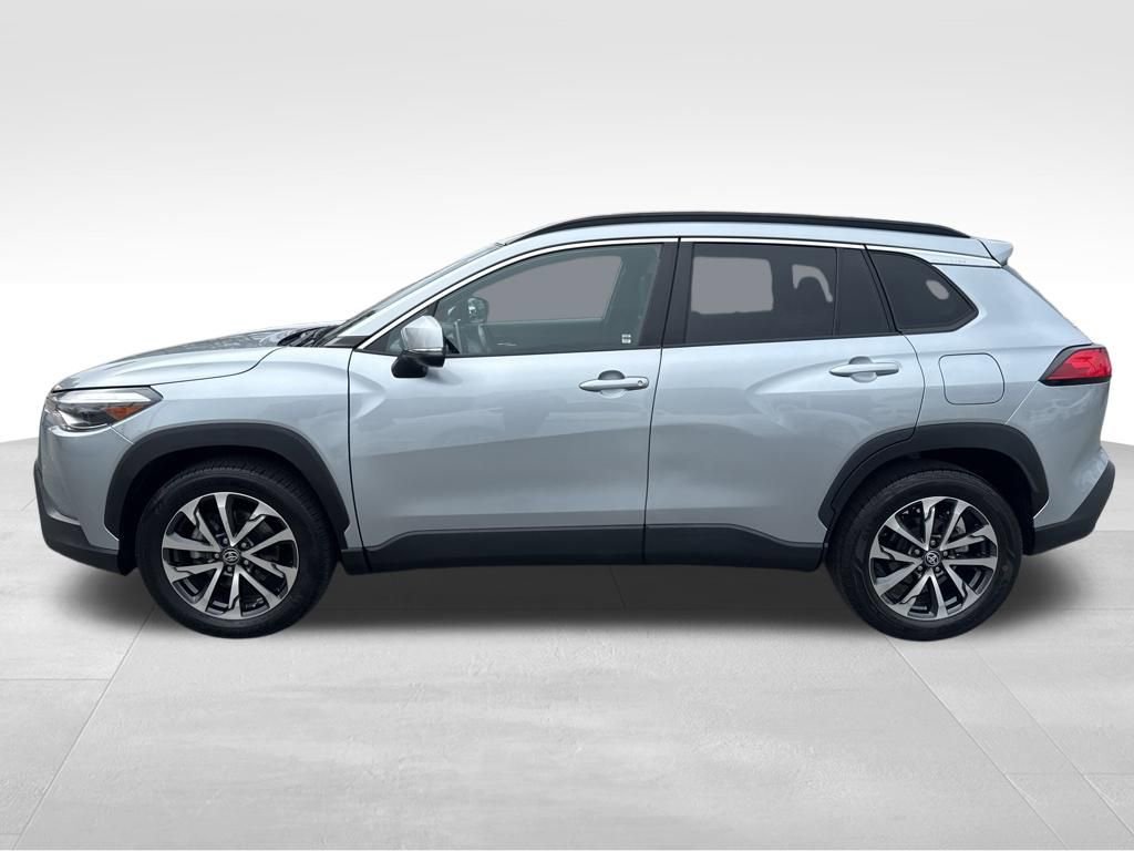 Used 2023 Toyota Corolla Cross XLE image 2