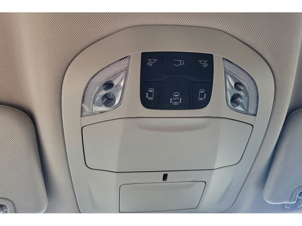 Used 2023 Chrysler Voyager LX image 12