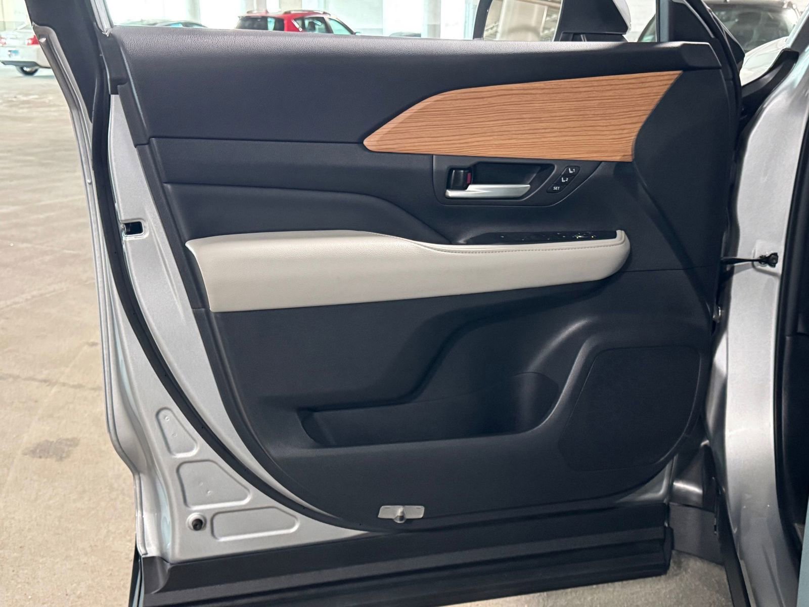 Used 2024 Toyota Grand Highlander Limited image 19