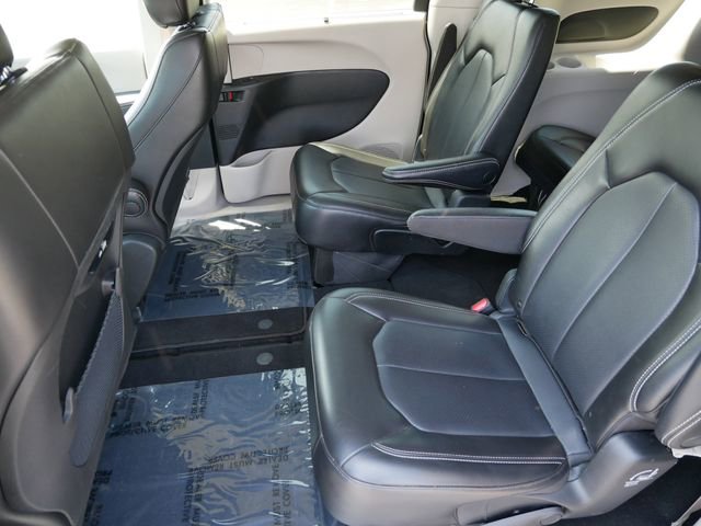 Used 2023 Chrysler Pacifica Touring-L FWD image 8