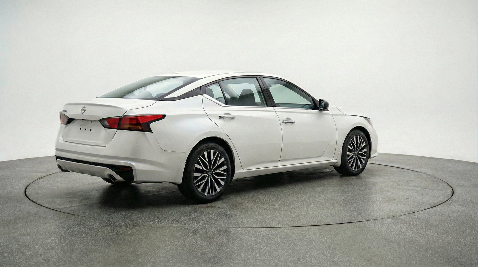Used 2025 Nissan Altima 2.5 SV FWD image 9