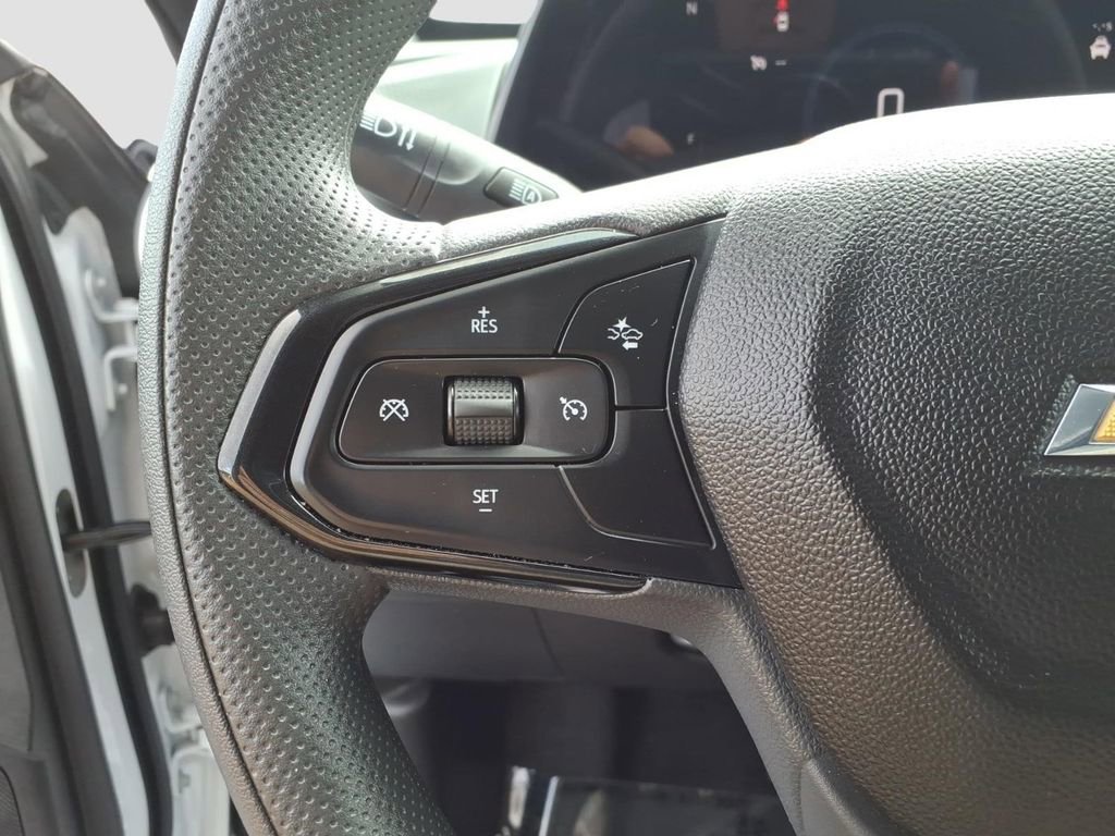 Used 2025 Chevrolet Trax LT FWD image 25