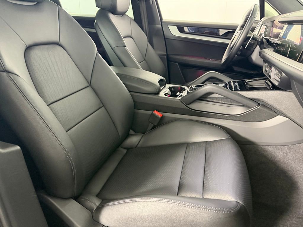 Used 2024 Porsche Cayenne image 32