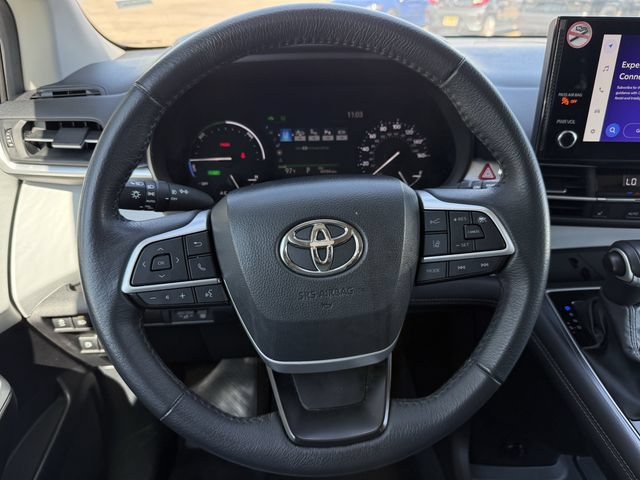 Used 2025 Toyota Sienna XLE FWD image 13