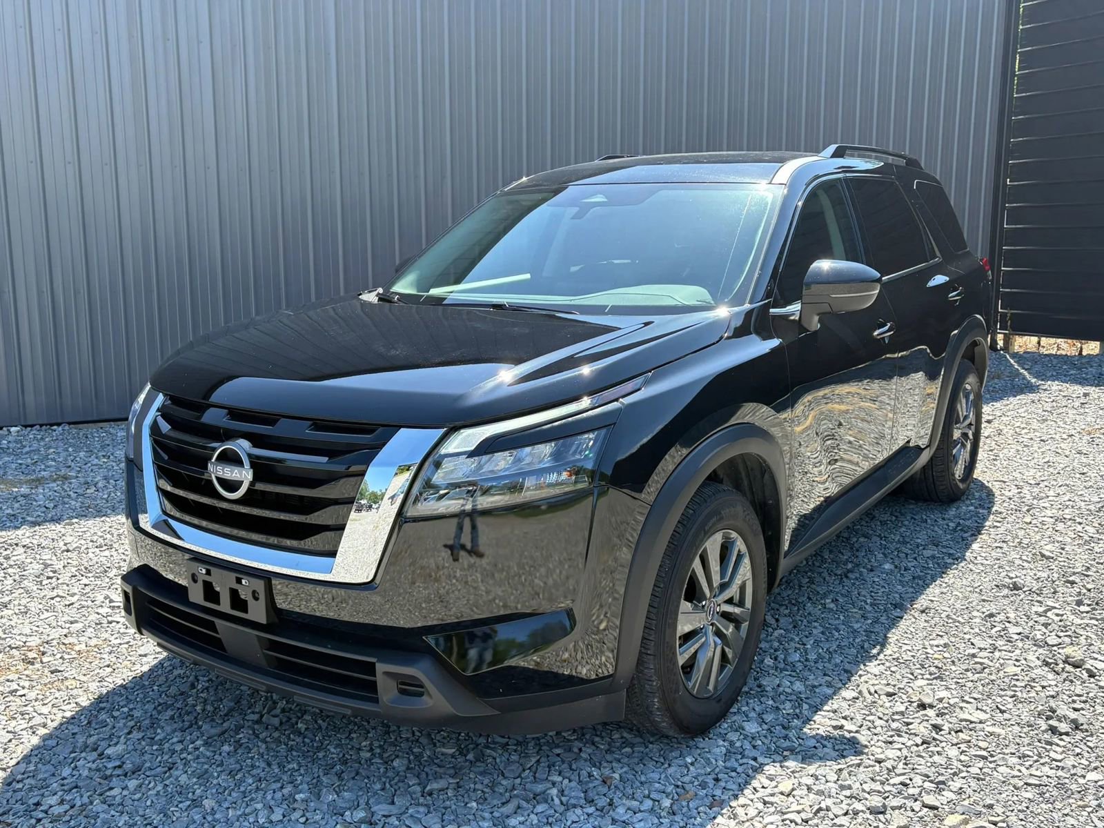 Used 2025 Nissan Pathfinder SV FWD image 1