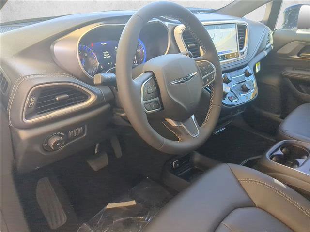 New 2026 Chrysler Pacifica Select image 3