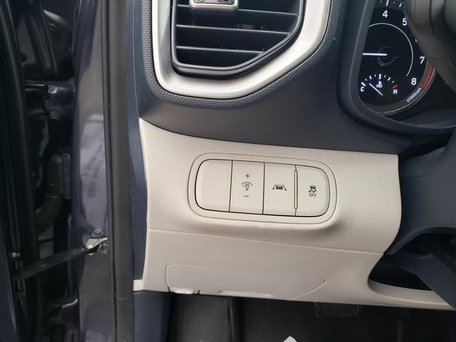 Used 2022 Hyundai Venue Limited image 24