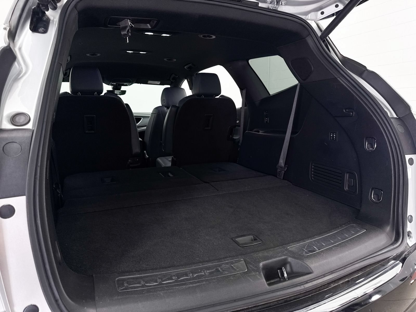 Used 2022 Buick Enclave Premium AWD/4WD image 35