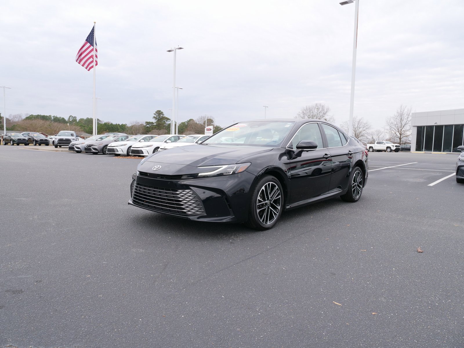Used 2025 Toyota Camry XLE image 8