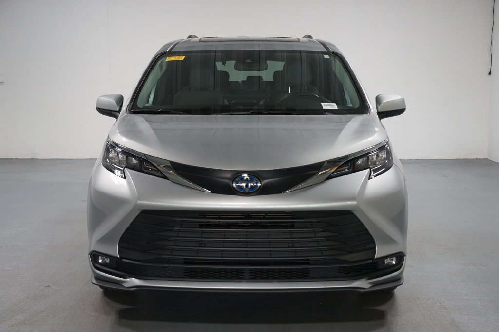 Certified 2025 Toyota Sienna XLE FWD image 2