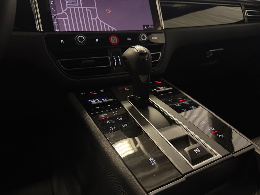 Certified 2026 Porsche Macan AWD/4WD image 15
