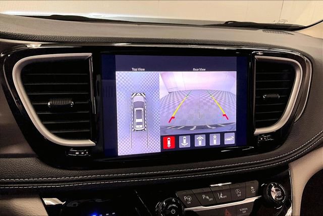 Used 2024 Chrysler Pacifica Touring-L image 28