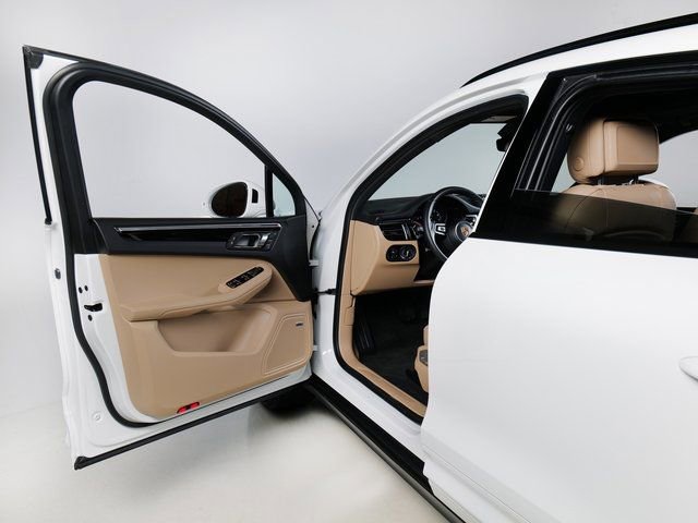Certified 2026 Porsche Macan AWD/4WD image 28