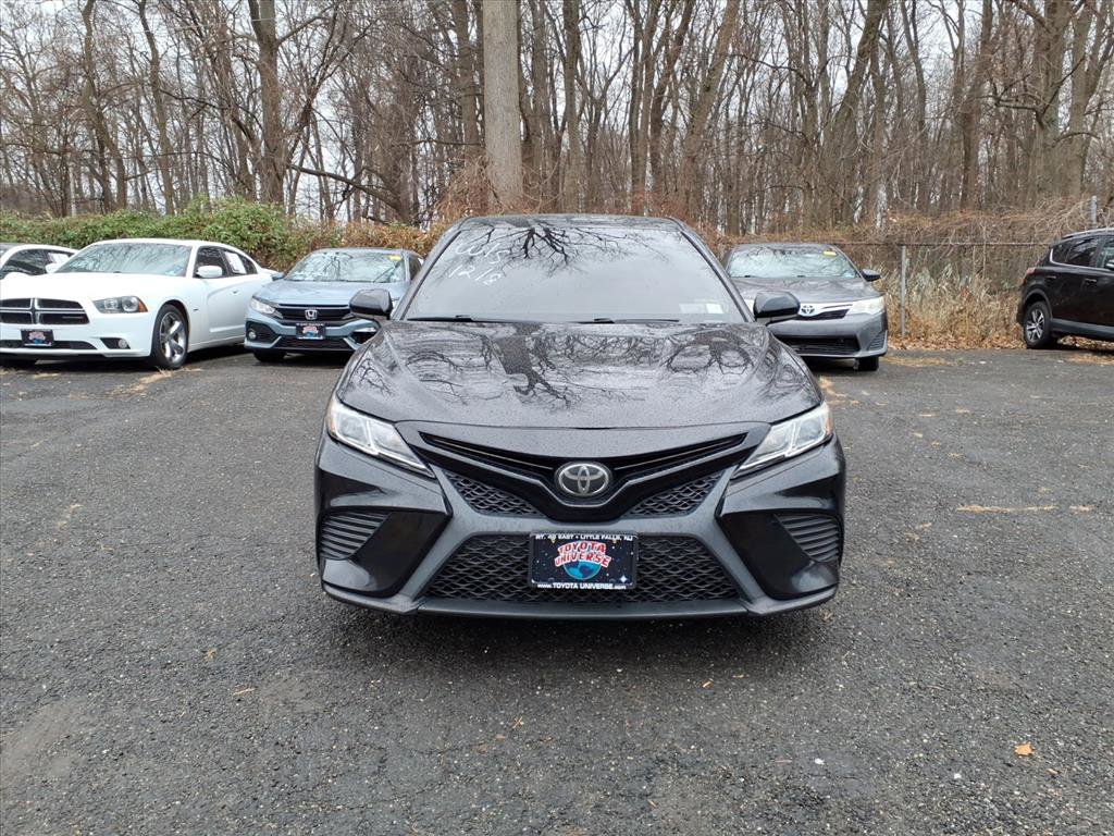 Used 2018 Toyota Camry SE FWD image 2