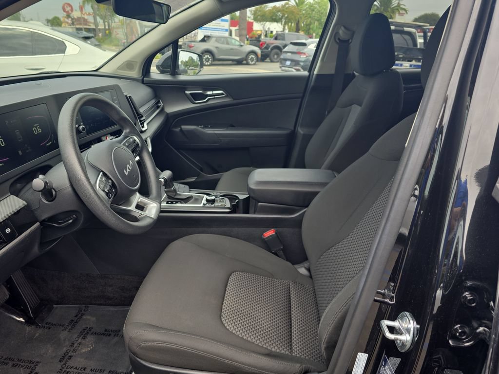 Used 2025 Kia Sportage LX FWD image 9
