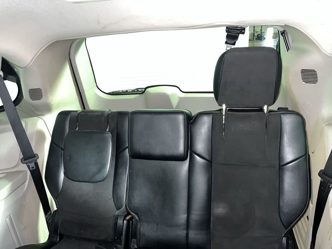 Used 2014 Chrysler Town & Country Touring-L FWD image 23