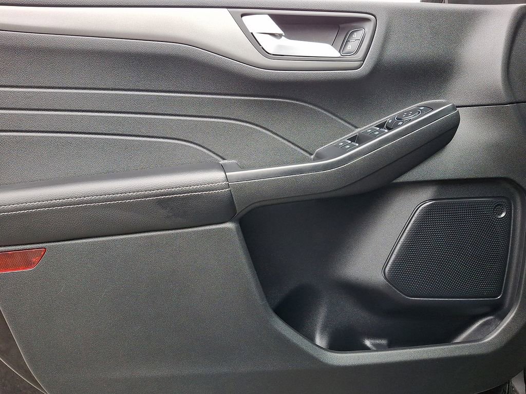 Used 2025 Ford Escape SE image 13