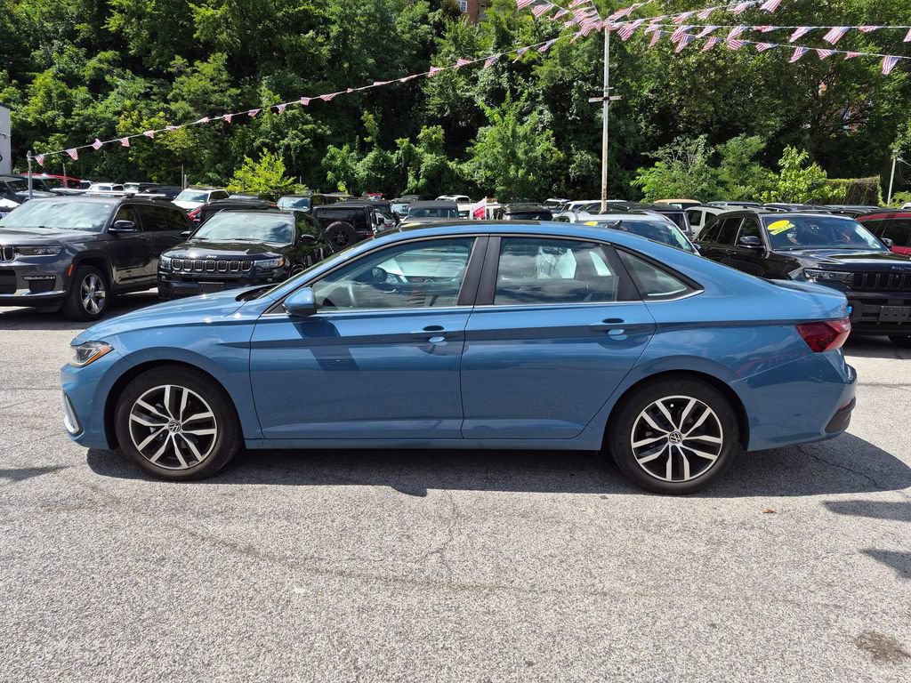 Used 2025 Volkswagen Jetta SE FWD image 10