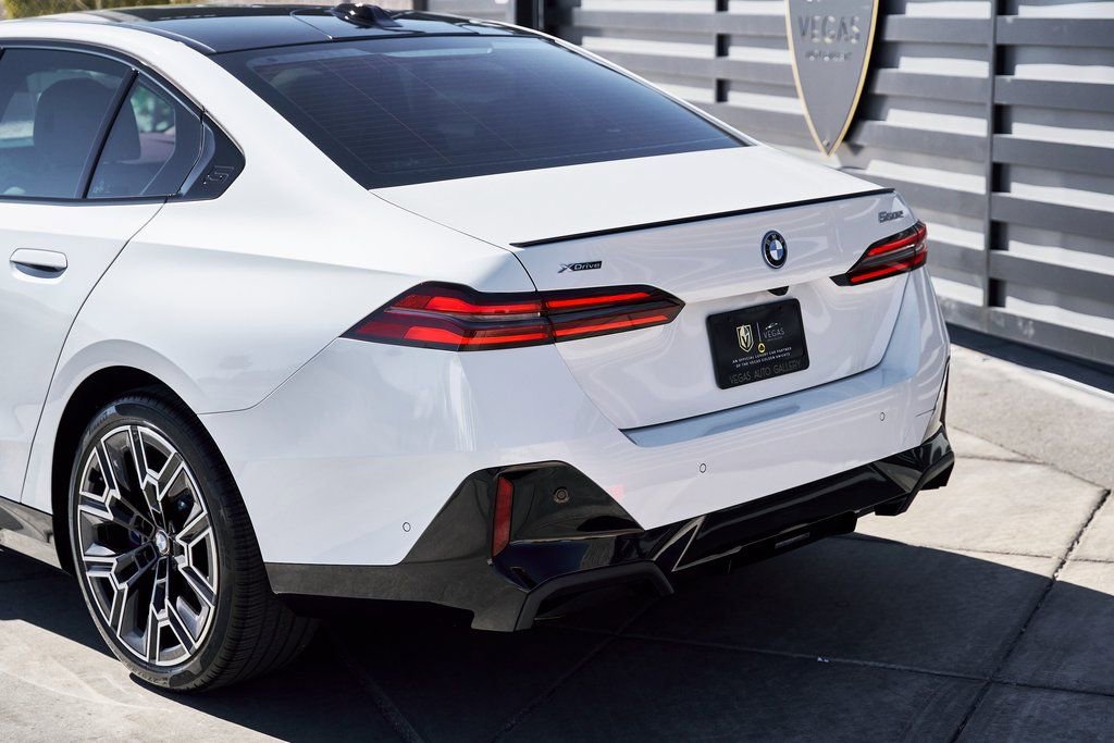 Used 2026 BMW 550e xDrive image 9