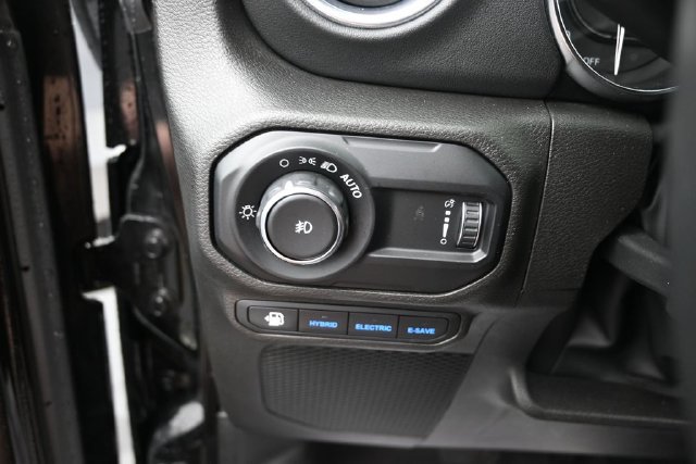 Used 2023 Jeep Wrangler Unlimited Sahara w/ Cold Weather Group AWD/4WD image 33