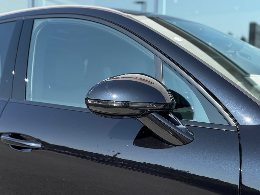 Certified 2025 Porsche Macan AWD/4WD image 19