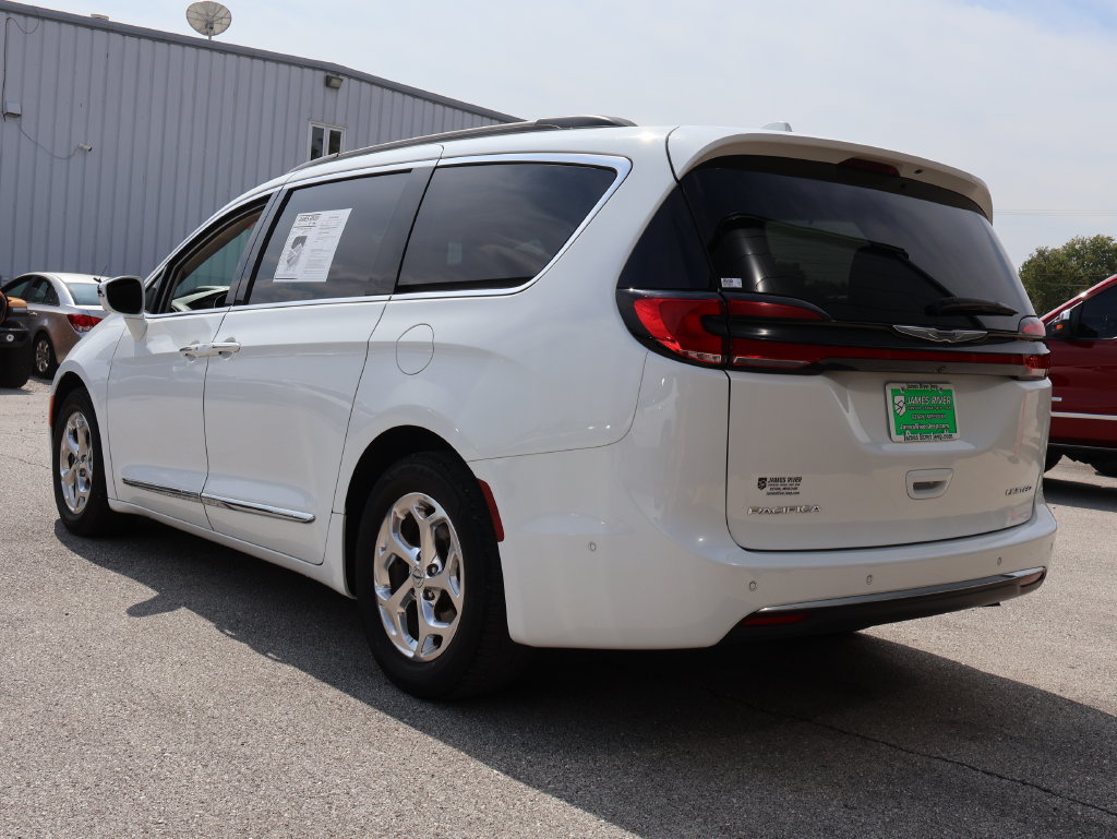 Used 2022 Chrysler Pacifica Limited FWD image 3
