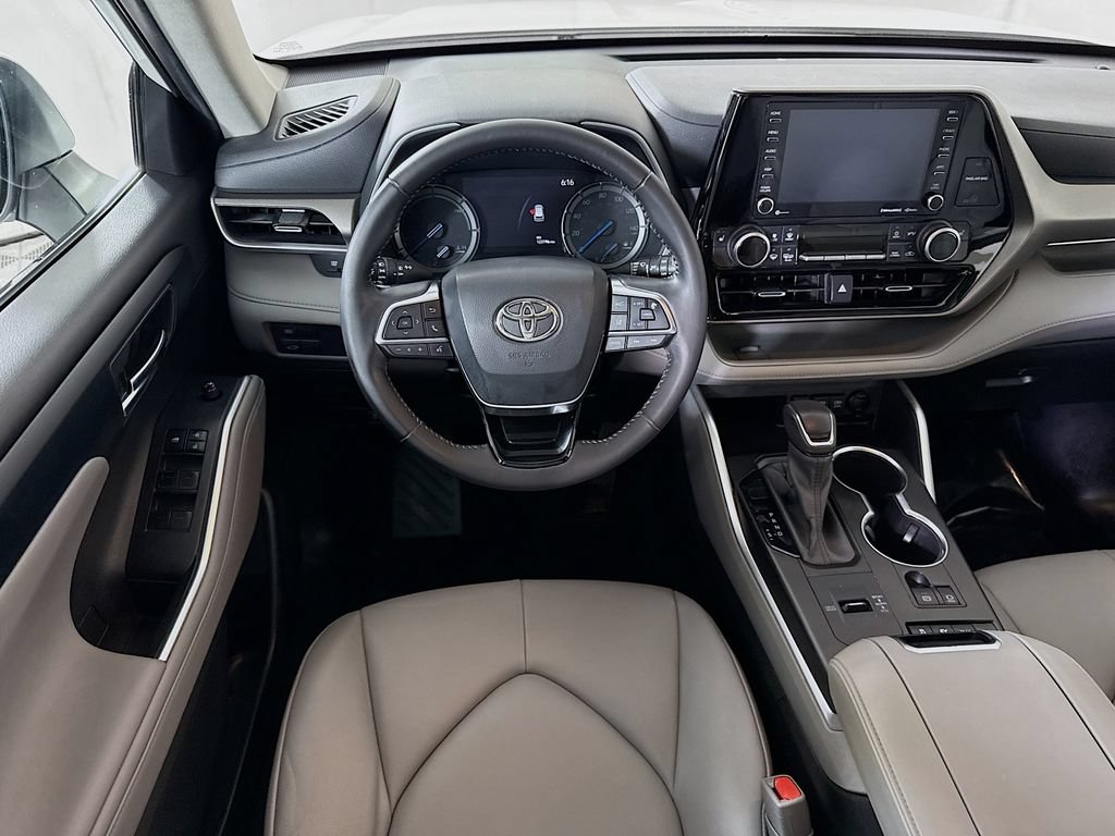 Certified 2021 Toyota Highlander XLE AWD/4WD image 4