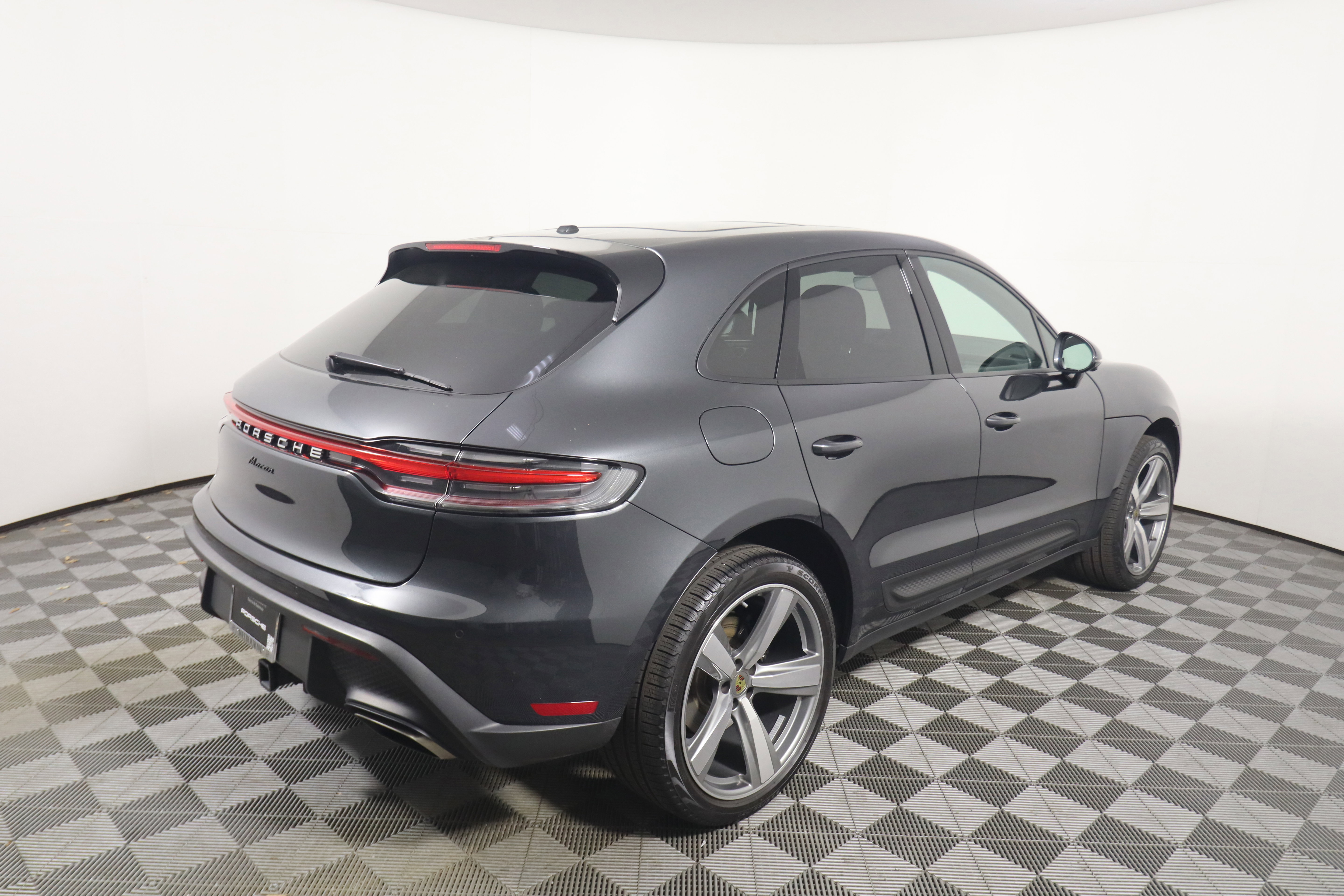 Certified 2025 Porsche Macan image 7