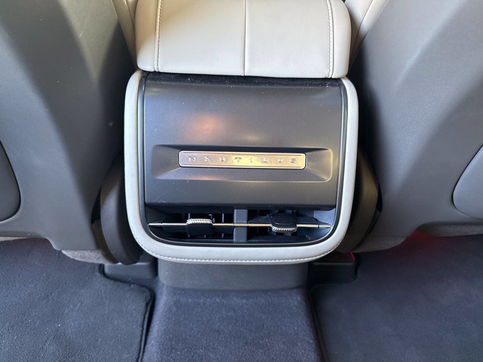 Used 2024 Lincoln Nautilus Premier AWD/4WD image 18