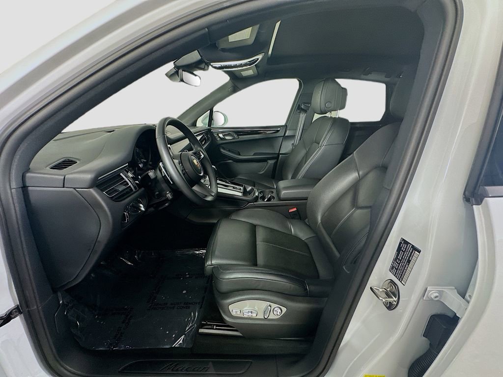 Certified 2025 Porsche Macan image 5
