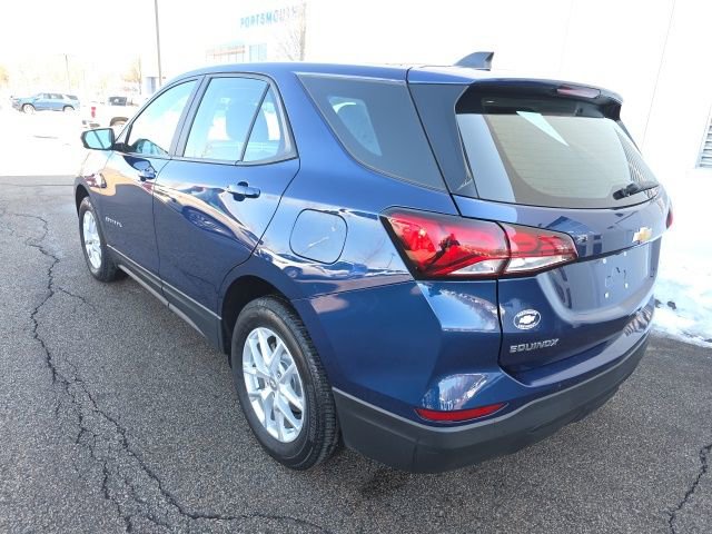 Used 2022 Chevrolet Equinox LS image 2