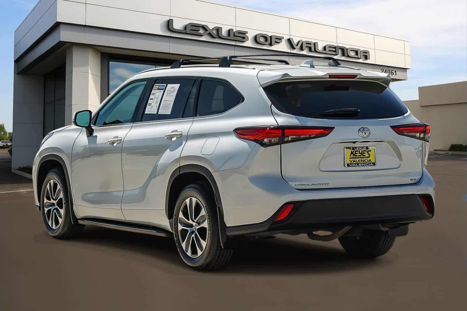 Used 2023 Toyota Highlander XLE FWD image 2