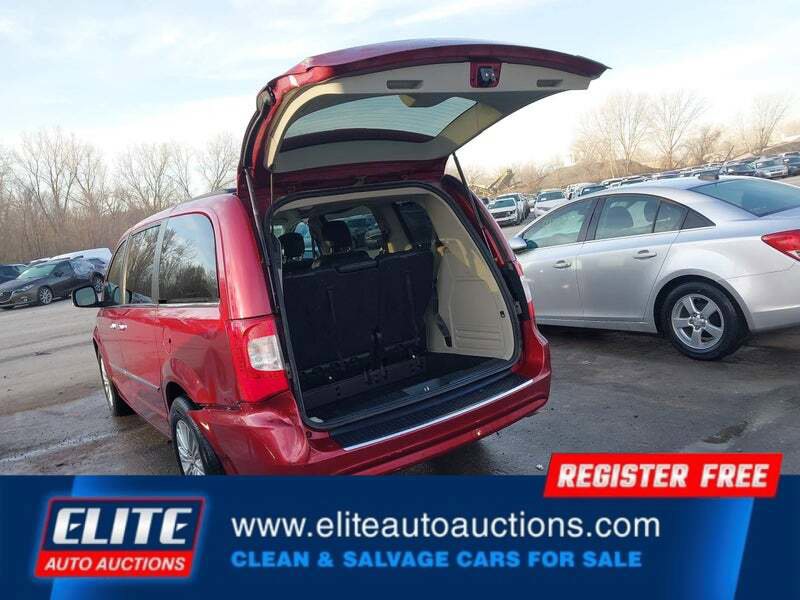 Used 2015 Chrysler Town & Country Touring-L w/ Driver Convenience Group image 5