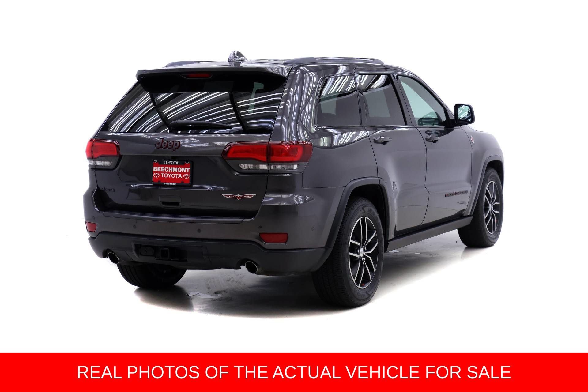 Used 2018 Jeep Grand Cherokee Trailhawk w/ Trailhawk Luxury Group AWD/4WD image 2